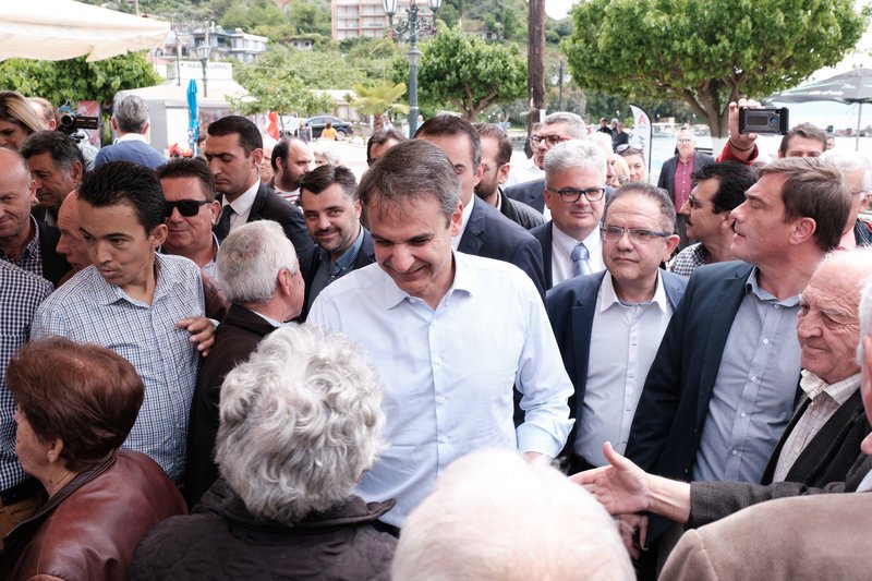 Ο Κυριάκος Μητσοτάκης συνομιλεί με κατοίκους της περιοχής