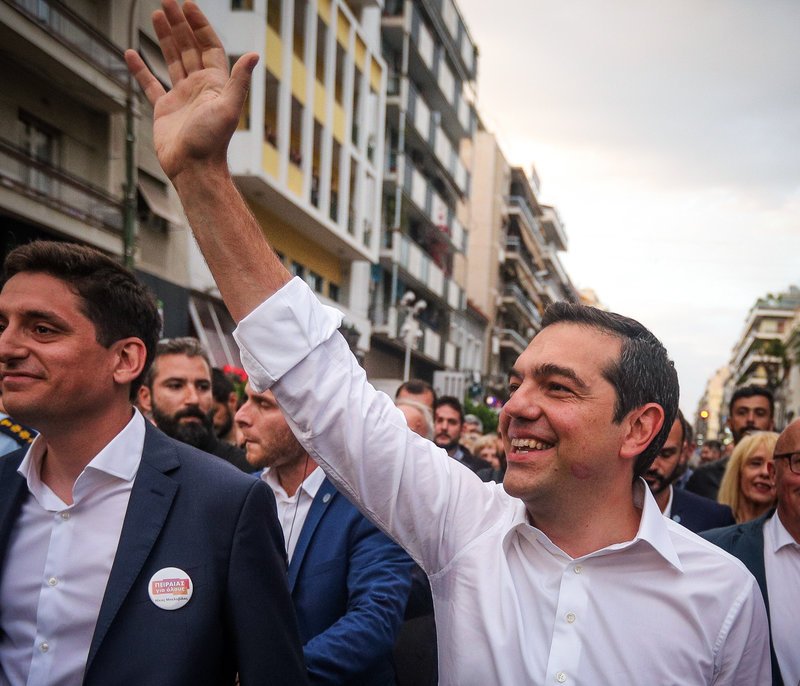 Ο Αλέξης Τσίπρας χαιρετά το πλήθος, έχοντας στο μάγουλό του το σημάδι από το κραγιόν