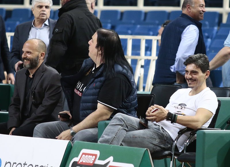 Ο Δημήτρης Γιαννακόπουλος χαμογελαστός
