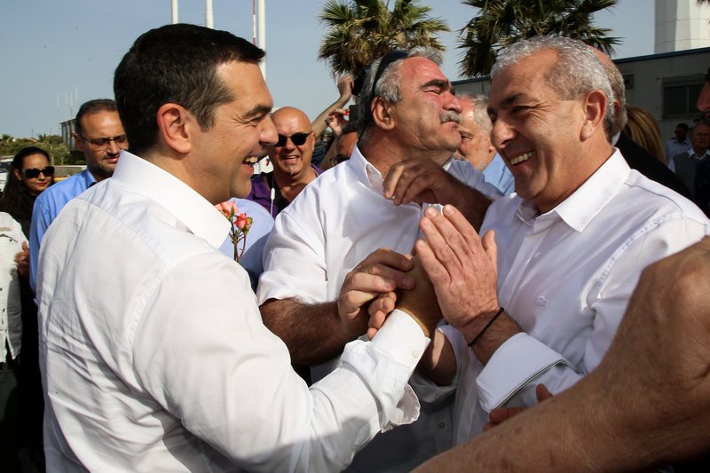 Ο Αλέξης Τσίπρας κατά την άφιξη του με πολίτη