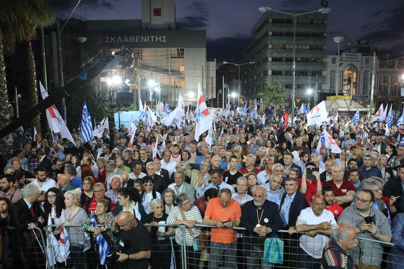 Πολίτες στην συγκέντρωση του «Πειραιάς Νικητής»
