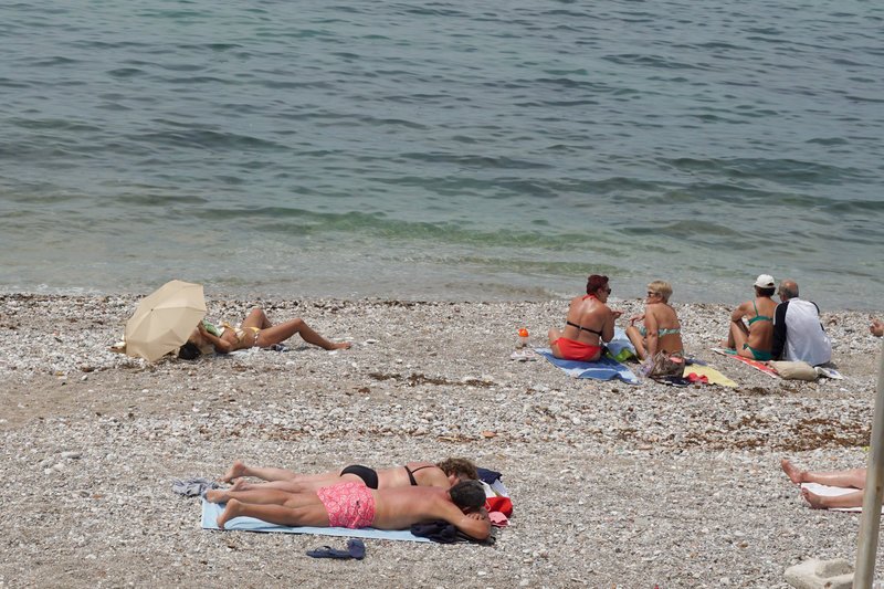 Κόσμος κάνει ηλιοθεραπεία