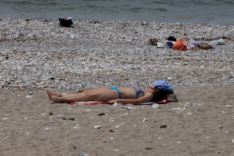 Γυναίκα κάνει ηλιοθεραπεία