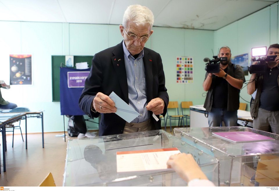 Ο Γιάννης Μπουτάρης ασκεί το εκλογικό του δικαίωμα