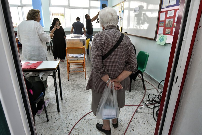 Μια ηλικιωμένη σε εκλογικό τμήμα στην Αθήνα