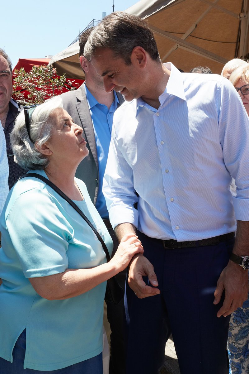 Ο Κυριάκος Μητσοτάκης μιλά με μια γυναίκα, κάτοικο του Αιγάλεω