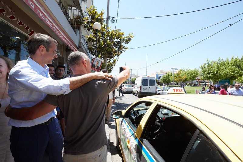 Ο πρόεδρος της ΝΔ, βγάζει σέλφι με έναν άνδρα