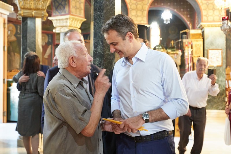 Ο Κ. Μητσοτάκης συζητά με έναν συνταξιούχο
