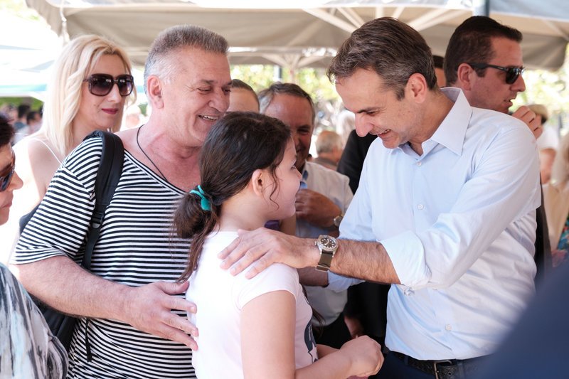 Ο Κ. Μητσοτάκης χαιρετά ένα κορίτσι
