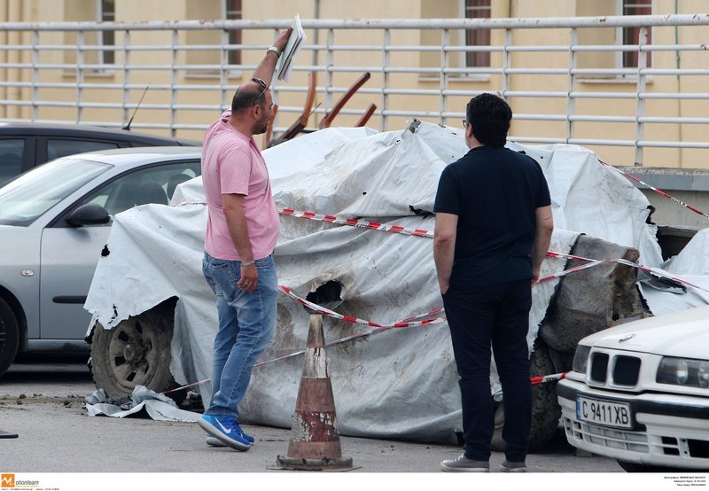 Το αυτοκίνητο του Δημήτρη Γραικού σκεπασμένο με κουκούλα