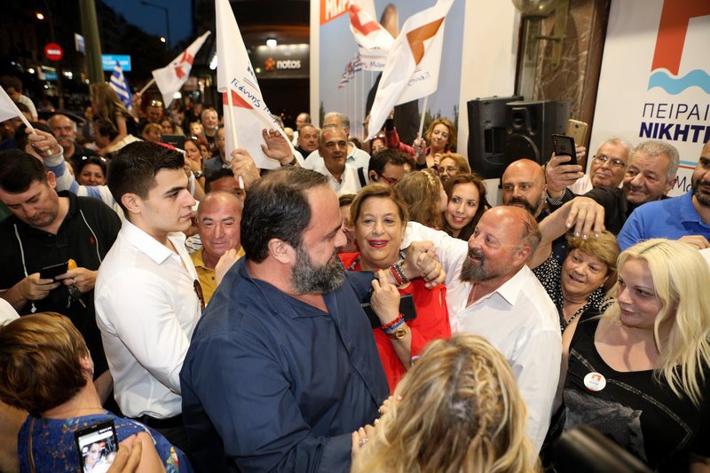 Ο Βαγγέλης Μαρινάκης χαιρετά κόσμο
