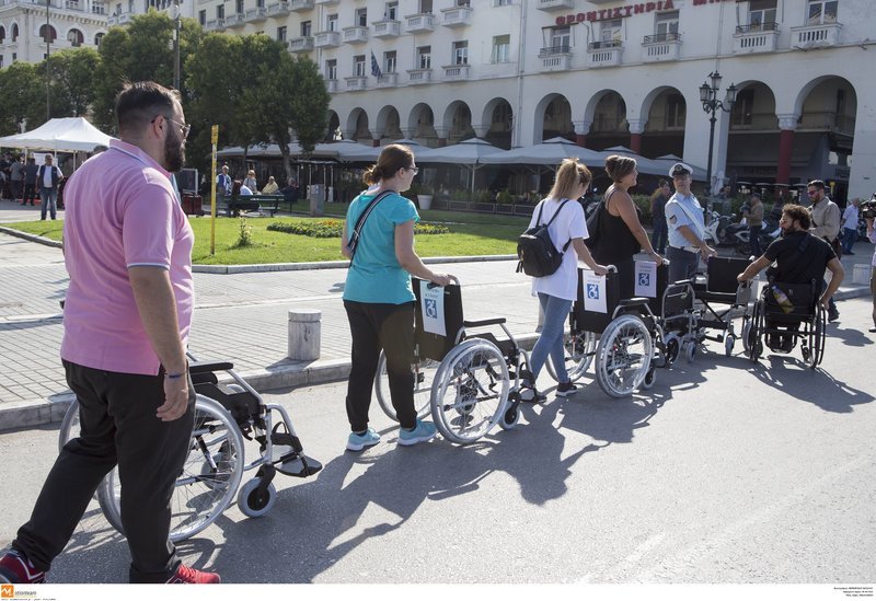 Ανθρωποι τοποθετούν τα αμαξίδια στις θέσεις τους, για τη δράση