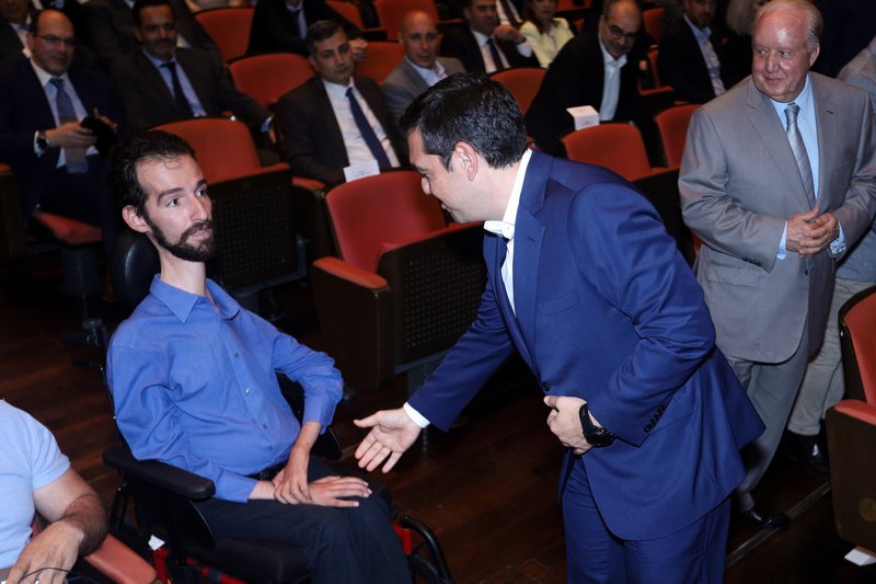 Ο Αλέξης Τσίπρας σπεύδει να χαιρετήσει τον Στέλιο Κυμπουρόπουλο