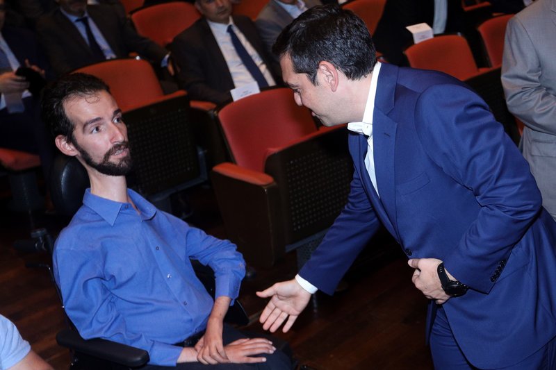Ο Αλέξης Τσίπρας τείνει το χέρι στον Στέλιο Κυμπουρόπουλο