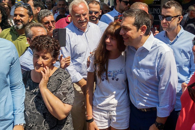 Ο κ. Τσίπρας φωτογραφήθηκε με κατοίκους τον νησιού