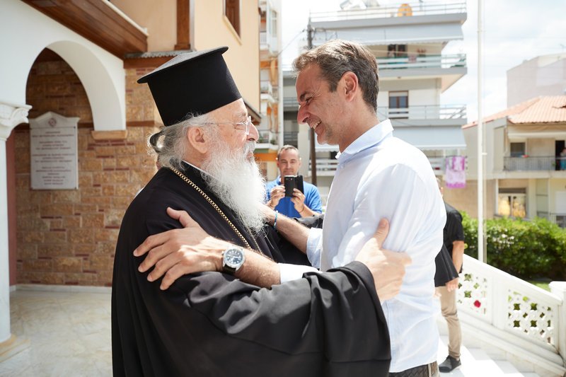 Ο Κυριάκος Μητσοτάκης με ιερέα της περιοχής