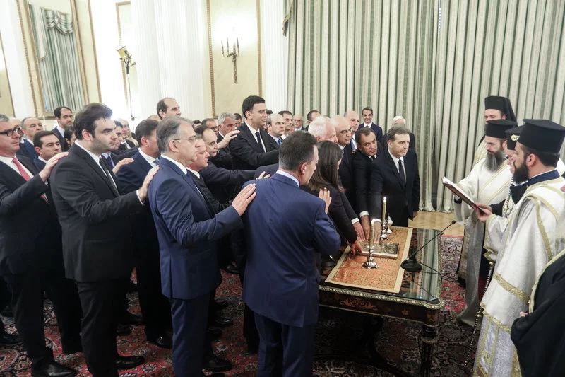 Το χέρι στο Ευαγγέλιο από τους υπουργούς που βρίσκονται στην μπροστινή σειρά κατά τη διάρκεια της ορκωμοσίας 