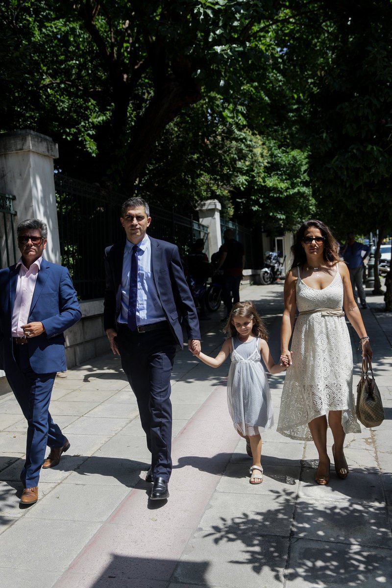 Ο Χρίστος Δίμας με τη σύζυγό του και την κόρη του πηγαίνουν στο Προεδρικό Μέγαρο