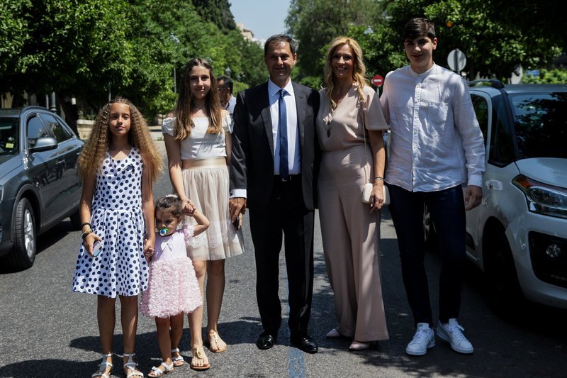 Η οικογένεια του υπουργού Τουρισμού Χάρη θεοχάρη
