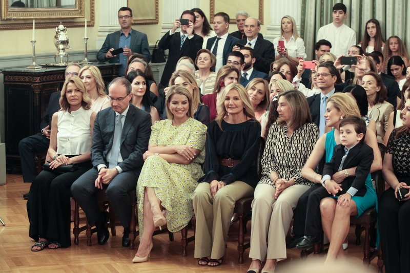 Μαζί με όλες τις (τους) συζύγους στο προεδρικό μέγαρο