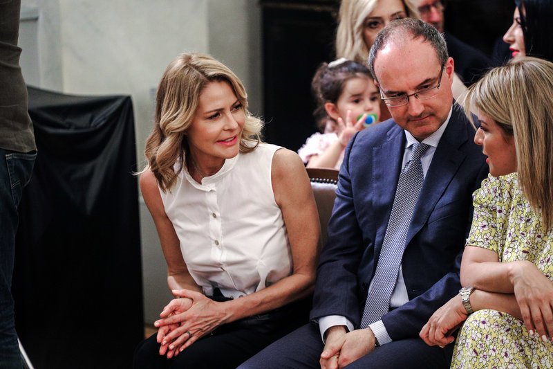 Ο Τζένη Μπαλατσινού συζητά με τη σύζυγο του Χρήστου Σταϊκούρα