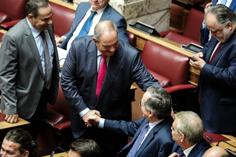 Χειραψία Καραμανλή Σαμαρά στη Βουλή