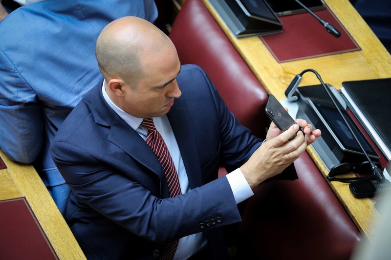 Μπογδάνος βγάζει φωτό στη βουλή