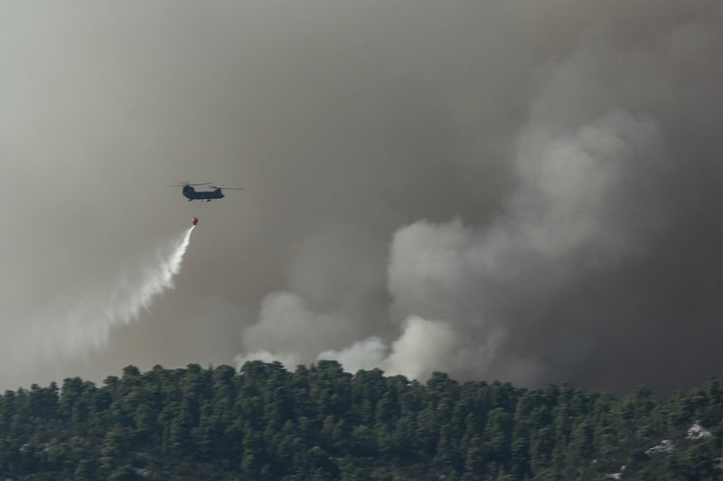 Ελικόπτερο ρίχνει νερό στη φωτιά
