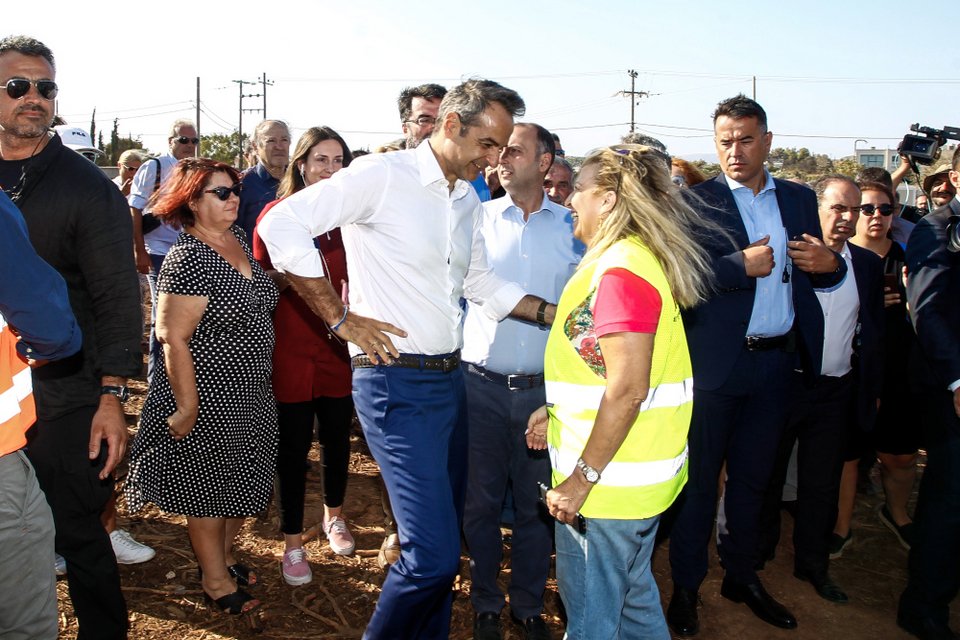 Ο Κυριάκος Μητσοτάκης μιλά στο οικόπεδο στο Μάτι με υπάλληλο