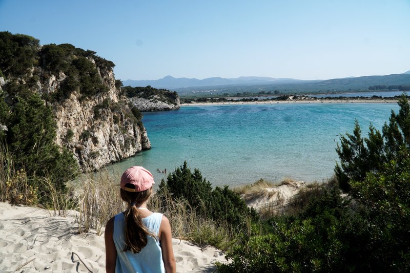 κοριτσάκι κοιτάει τη θάλασσα