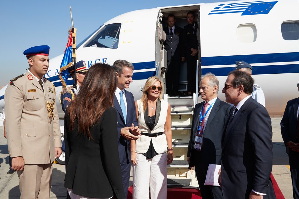 Ο Κυριάκος Μητσοτάκης με τη σύζυγό του Μαρέβα, κατά την άφιξή τους στην Αίγυπτο