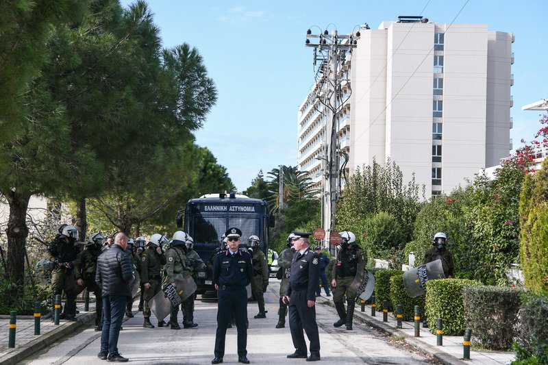 Αστυνομικοί των ΜΑΤ με αντιασφυξιογόνες μάσκες