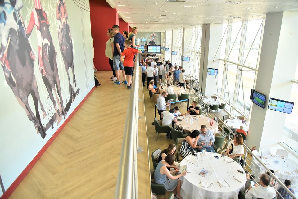 Μικροί και μεγάλοι μπορούν να απολαύσουν το φαγητό τους στο εστιατόριο του πέμπτου ορόφου