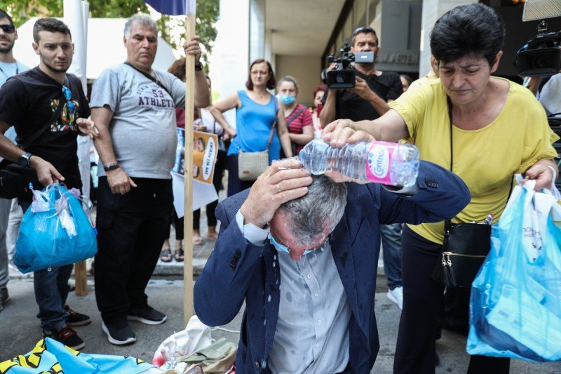 Ο πρόεδρος της ΠΟΕΔΗΝ λίγο μετά την πτώση του / Φωτογραφία: EUROKINISSI