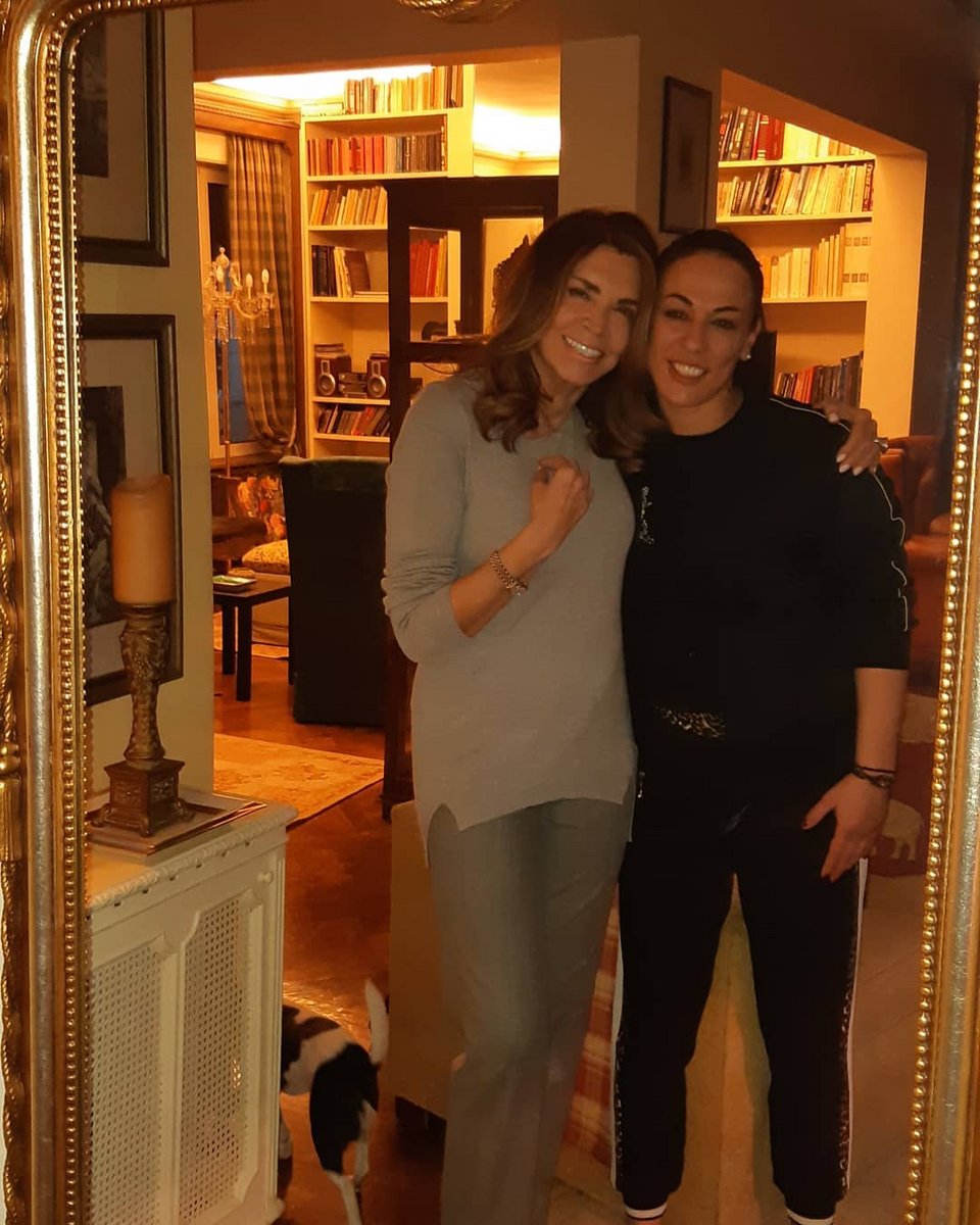 Στο σαλόνι της δεσπόζει μια εντυπωσιακή βιβλιοθήκη