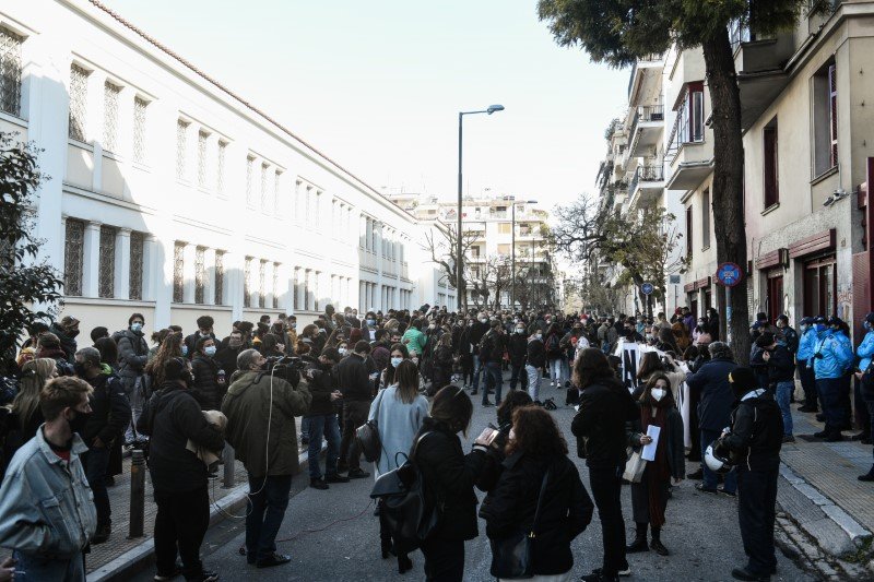 Συγκέντρωση για παραίτηση λίνας μενδώνη