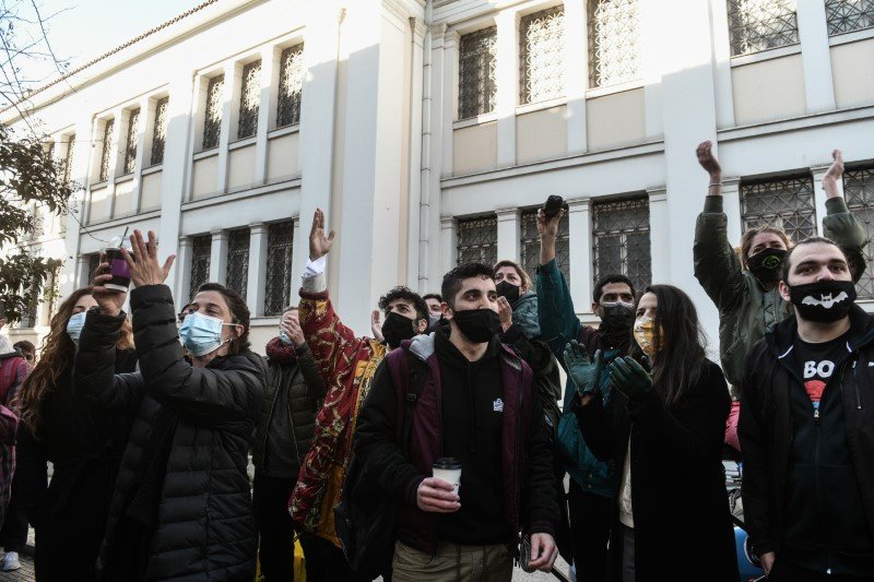 Συγκέντρωση για παραίτηση λίνας μενδώνη