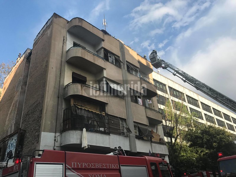 Η πυροσβεστική απεγκλώβισε δύο άτομα από φλεγόμενο κτίριο