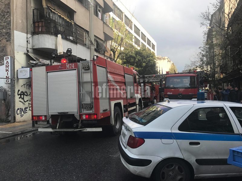 Η πυροσβεστική απεγκλώβισε δύο άτομα από φλεγόμενο κτίριο