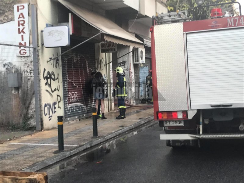 Η πυροσβεστική απεγκλώβισε δύο άτομα από φλεγόμενο κτίριο