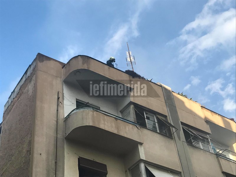 Η πυροσβεστική απεγκλώβισε δύο άτομα από φλεγόμενο κτίριο