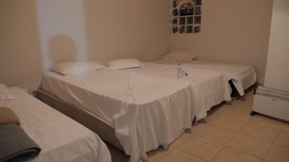 Το εσωτερικό του κτιρίου όπου διαμένουν πλέον οι πρόσφυγες