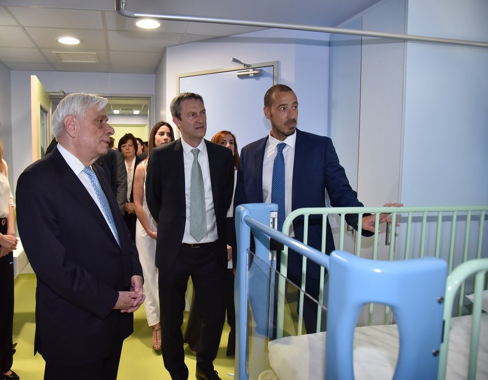 Ξενάγηση του Προέδρου της Δημοκρατίας Προκόπιου Παυλόπουλου στις δύο νοσηλευτικές μονάδες του 4ου ορόφου του Νοσοκομείου Παίδων «Η Αγία Σοφία» από τον Ντάμιαν Κόουπ, Διευθύνοντα Σύμβουλο του ΟΠΑΠ, και τον Εμμανουήλ Παπασάββα, Κοινό Διοικητή των Διασυνδεόμενων Παιδιατρικών Νοσοκομείων