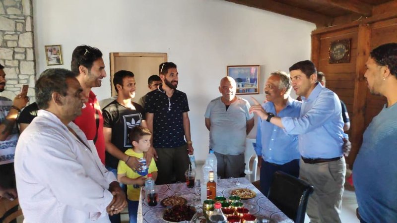 Ο Λ. Αυγενάκης συνομιλεί με Ρομά