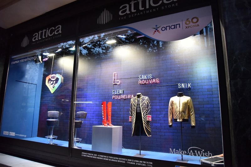 Η βιτρίνα του πολυκαταστήματος attica City Link για τη δράση MAD For A Cause από τον ΟΠΑΠ και το MAD