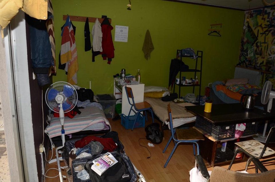 Το εσωτερικό του υπό κατάληψη κτιρίου όπου διέμεναν