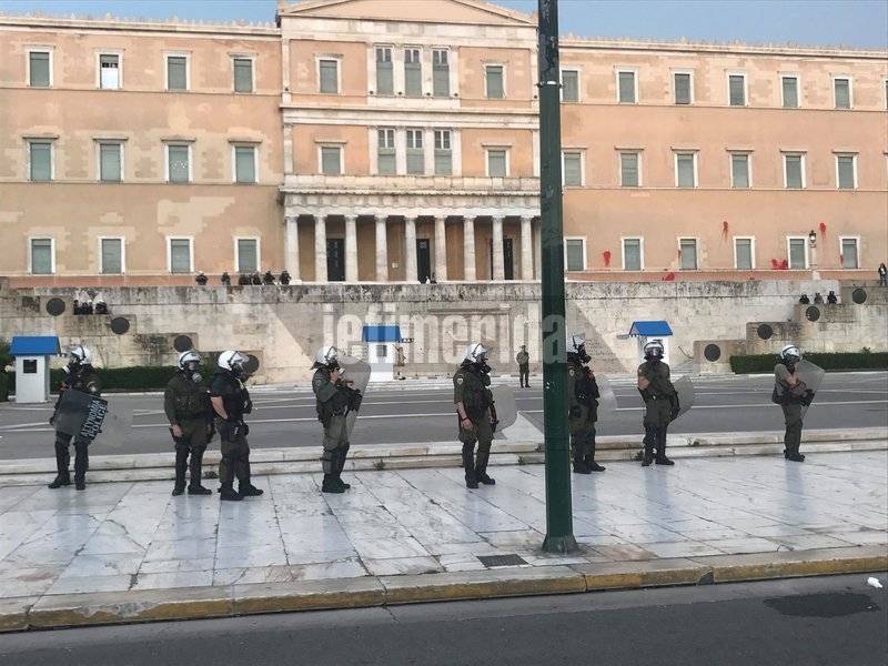 Αστυνομικοί μπροστά από την Βουλή
