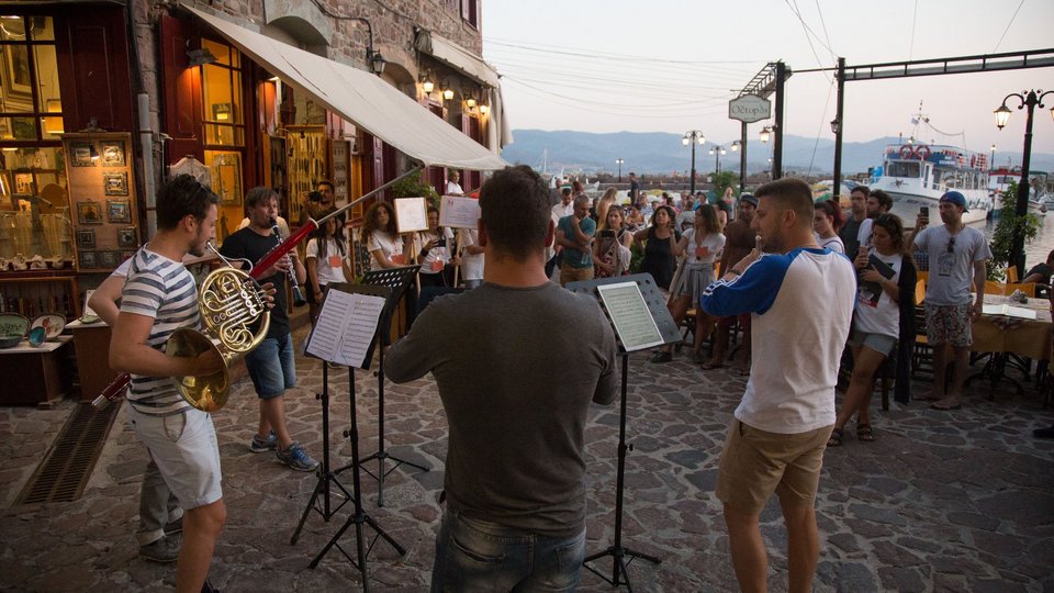 Eδώ με βερμούδες, από το φθινόπωρο με κοστούμι στις μεγαλύτερες αίθουσες του κόσμου οι μουσικοί που συμμετέχουν στο Φεστιβάλ