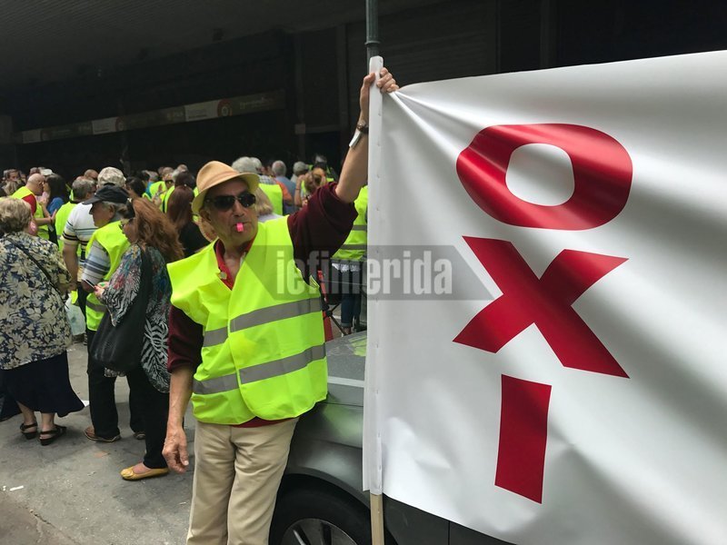 Σύμφωνα με ανακοίνωση του Συλλόγου Συνταξιούχων της Τράπεζας, οι συνταξιούχοι της Εμπορικής Τράπεζας υπέστησαν τις μεγαλύτερες περικοπές στις συντάξεις τους