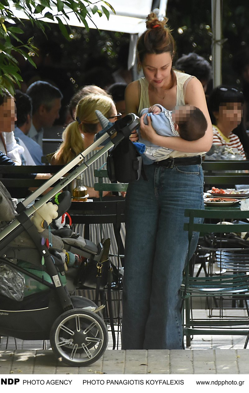 Η Λένα Παπαληγούρα αγκαλιά με τον γιο της